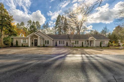 Douglas House | The Gardens - Lily - Walking Distance to Douglas Beach