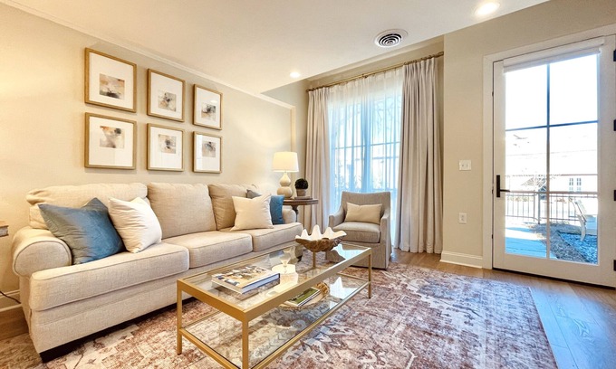 Oxford Condo | The Garner, 2BR Luxe Stay by Velvet Ditch Villas