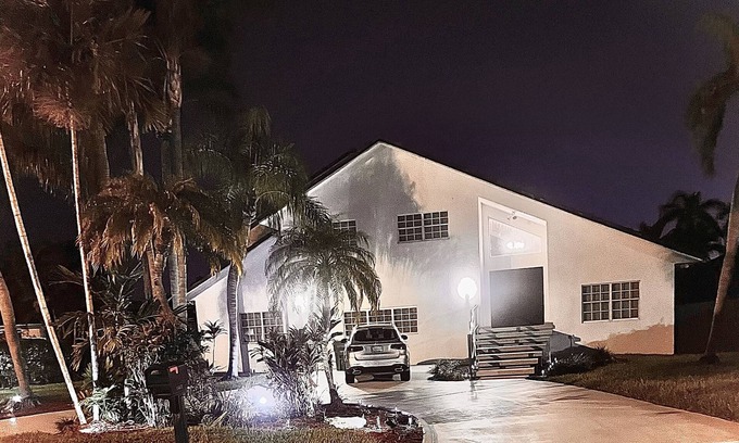 Tamiami House | The Gaudium House nSpacious, peaceful, Pool, Game room, close to attractions