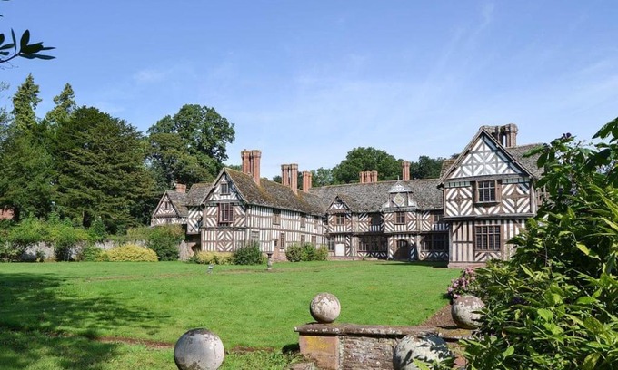 Eaton Mascott House | The Generals Quarters