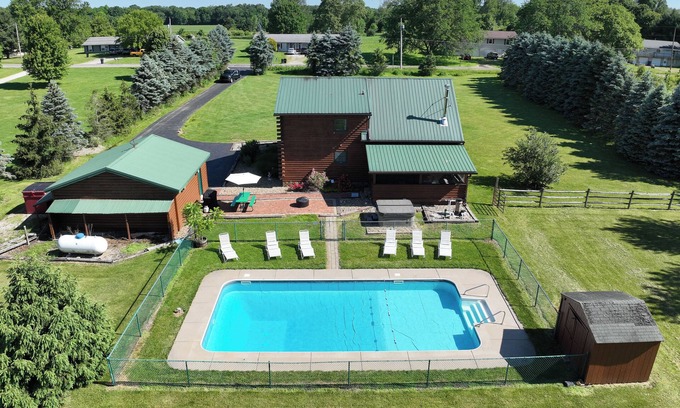 Hartville Cabin | The Generations Log Cabin Inground Pool Sleeps 16-20 SPECIAL! 299 per night