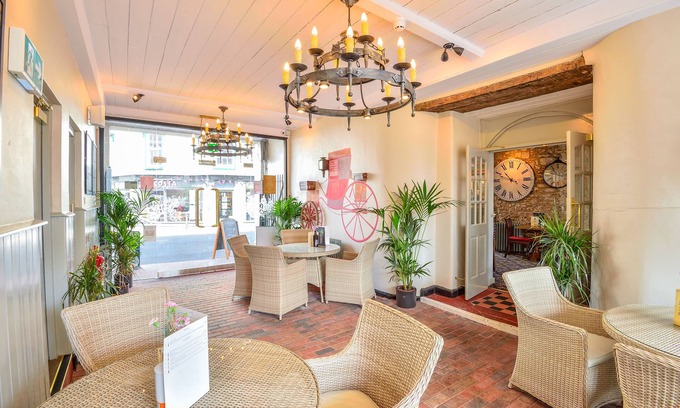 Axminster Hotel | The George Hotel