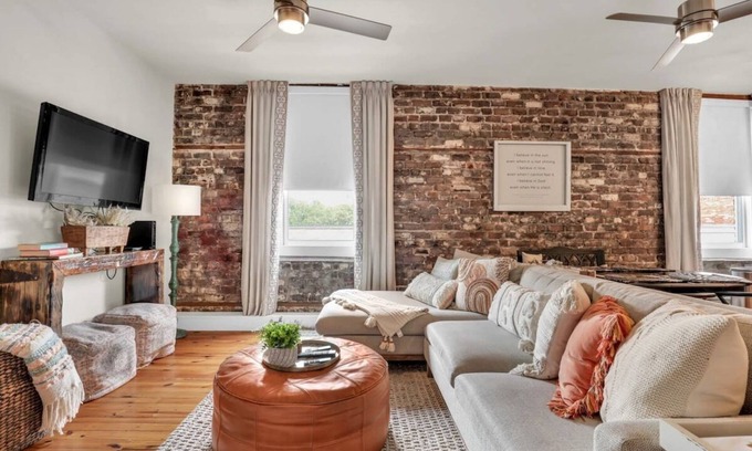 Historic District - North Apartment | The Georgia Peach -near Plant Riverside & downtown