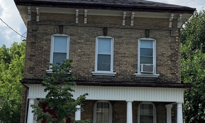 Brantford House | The Georgian; 4 bedroom home, 5 minutes from Highway 403, open to longterm stays