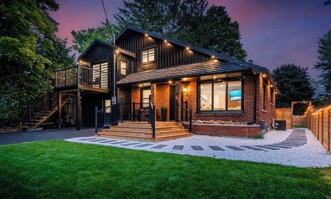 Victoria Harbour Cottage | The Georgian Bay Cottage - Hot Tub + Sauna + Fire-pit + More!