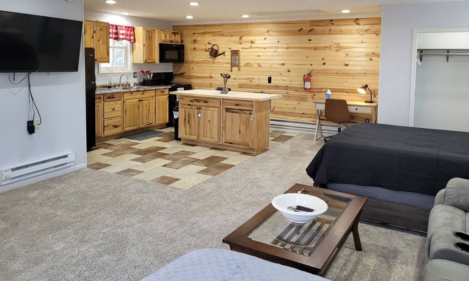Fontanet Apartment | The Getaway 2 Hot tub, Full Kitchen, Sleeps 8