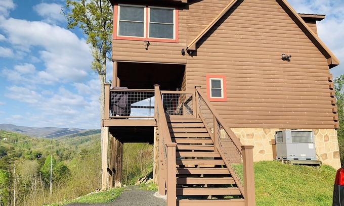 Gatlinburg - Pigeon Forge Cabin | The Getaway at Cavies Cove. Charming cabin with BEAUTIFUL MOUNTAIN VIEW !