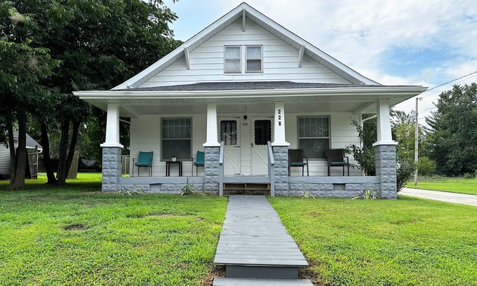 Lynnville House | THE GETAWAY-Charming 3 Bdrm 2 Bath, Sleeps 8-10 Lg Drive, WiFi, Tankless Water