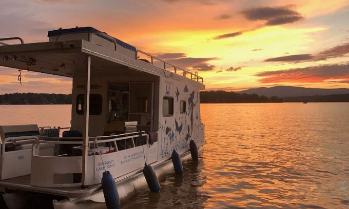 Nebo Boat Rental | The Gigi - A Mermaid Houseboat on Lake James