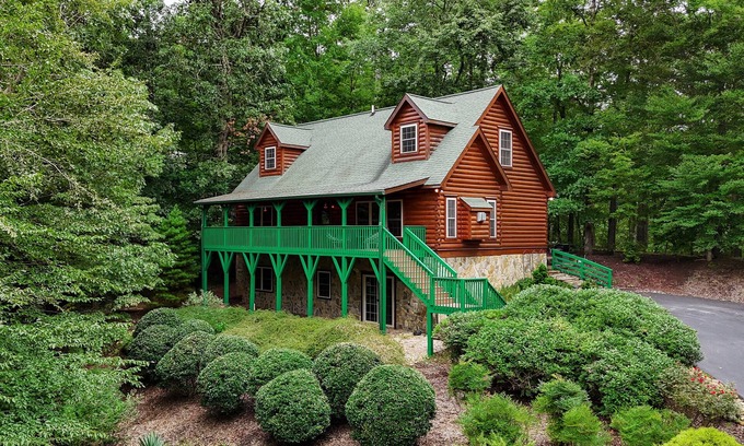 Lake Lure Cabin | The Ginger Fox Log Cabin w/Resort Perks | Lake Lure