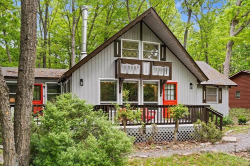 Massanutten Ski Chalet | The Gingerbread House: 4 BR chalet, w/Sunroom/Deck, sleeps 12, modern amenities