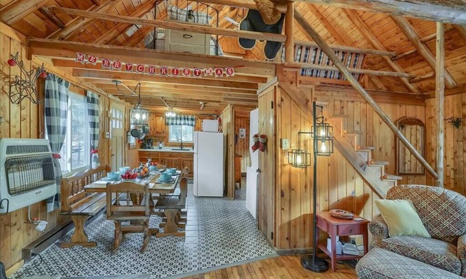 Albrightsville Cabin | The Gingerbread-Pocono cozy w/hot tub near lakes!