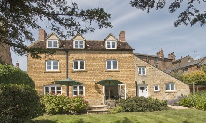 Blockley House | The Glen is a spacious family house in the Cotswolds with a large garden