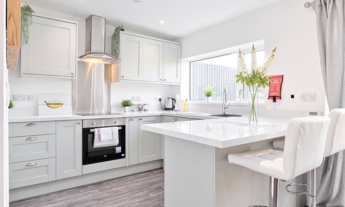 St. Thomas House | The Glenroy - TV in Every Bedroom!