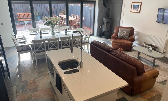 Portrush House | The Glynn, Portrush. Deluxe holiday home, 8 beds 12 guests 5 bedrooms.