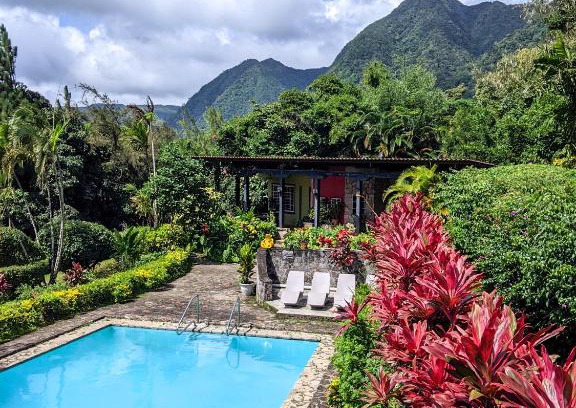 El Valle de Anton Hotel | The Golden Frog Inn