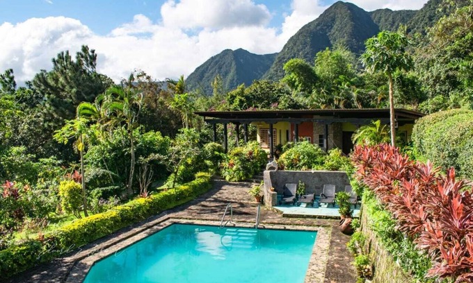 El Valle de Anton Hotel | The Golden Frog Inn