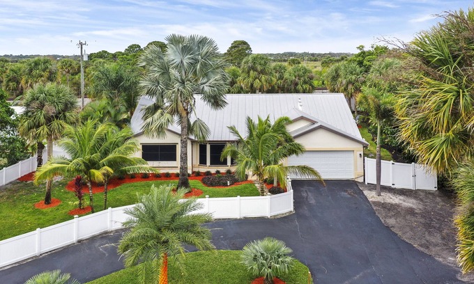 Fort Pierce House | The golden palm by the river