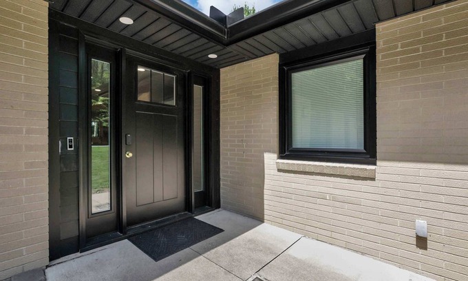 Newark House | The Golden Retreat | Dual Master Suites
