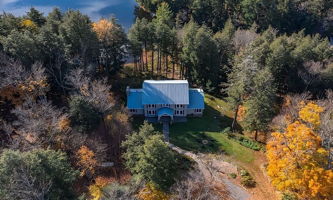 Lake of Bays Cottage | The Goldenwood Lakehouse: Waterfront Forest Escape