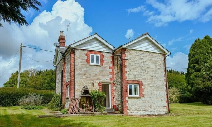 Binsted Cottage | The Goldings :3BD Retreat in Tranquil Surroundings