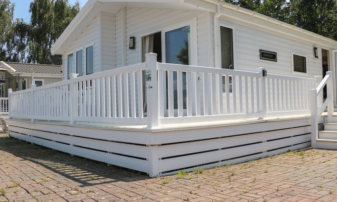 Chichester Cottage | THE GOODWOOD LODGE, pet friendly, with pool in Chichester