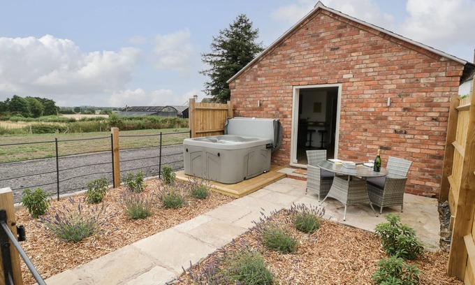 Severn Stoke Cottage | THE GOOSE NEST, pet friendly, with hot tub in Kempsey