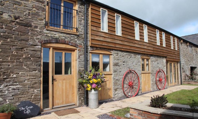 Newcastle-on-Clun House | The Grain Loft