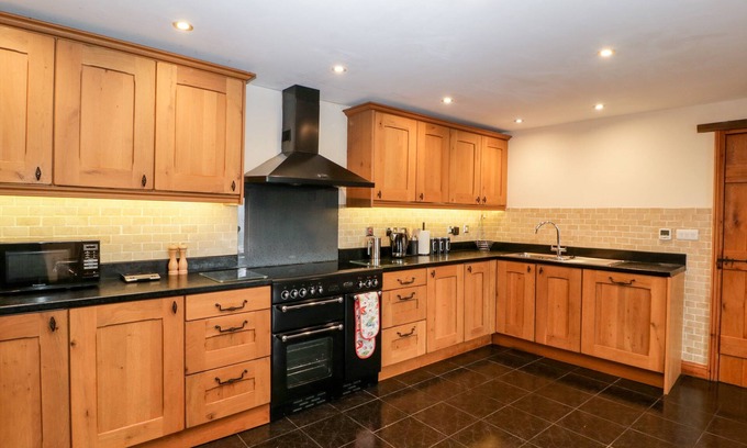 Tintern House | THE GRANARY, family friendly, character holiday cottage in Chepstow