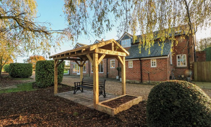 Knutsford Cottage | THE GRANARY, pet friendly, character holiday cottage in Knutsford