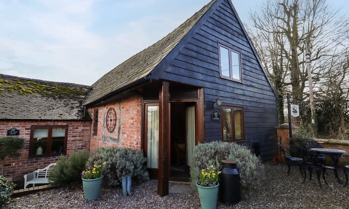 Eaton Mascott Cottage | THE GRANARY, pet friendly, with open fire in Church Stretton