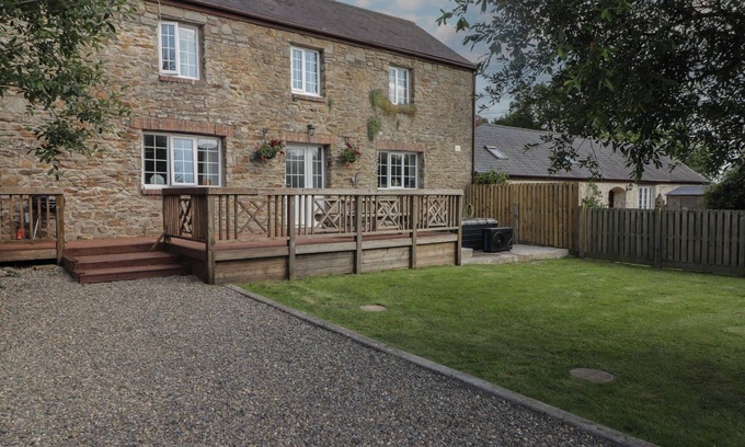 Kilgetty Cottage | THE GRANARY, pet friendly, with hot tub in Saundersfoot