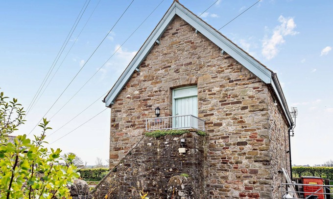 Port Talbot Apartment | The Granary - Tyn Cellar Barns