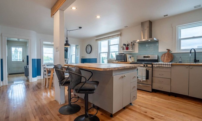 Granby Apartment | The Granby|2 Bedrooms Apt | Lake Front| 10 min Zoo