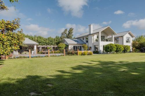Christchurch Villa | The Grand Escape - Pool Hot Tub & Outdoor Dining