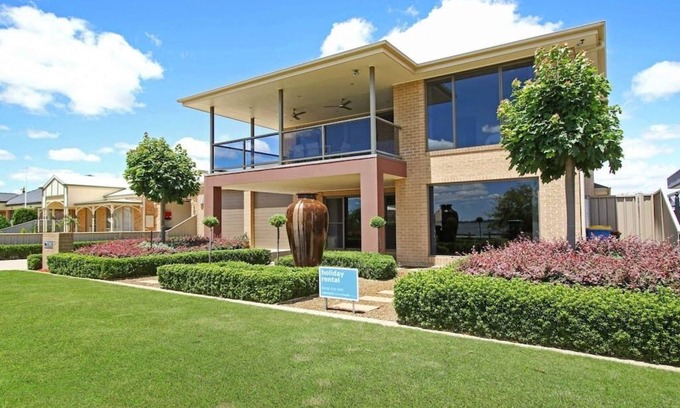 Yarrawonga House | The Grand Holiday House