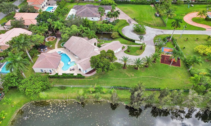Southwest Ranches Villa | The Grand Luxe 8BR Villa w POOL and basketball