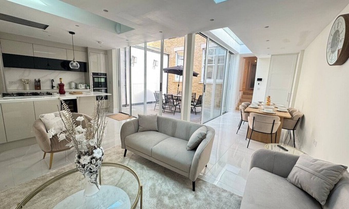 Kilburn Apartment | The Grand Royal Kilburn House - 4BR/3BR w Parking