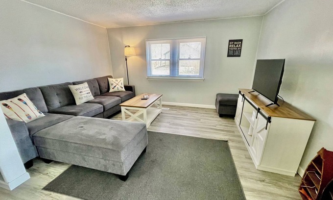 Rutland House | The Grandview Lake House, Dog Friendly, Near Lake Madison, Outdoor Patio