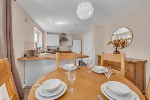 Martlesham Heath House | The Grange Luxe3, 4 Bedroom House,5-beds,Spacious,contractor,family,Internet,free parking,group,study,relocation,easily accessible in Ipswich,Kesgrave