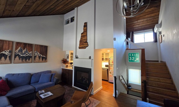 Lincoln House | The Granite Ledge: 3 bed,1.5 bath townhouse w/AC. Across from Loon MTN, Sleeps 8