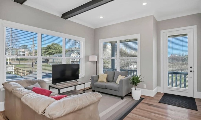 Arsenal Hill House | The Graveyard |4BR 3BA|Downtown