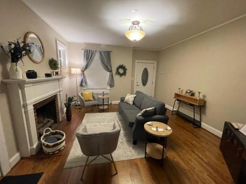 Lynchburg House | The Gray Lounge