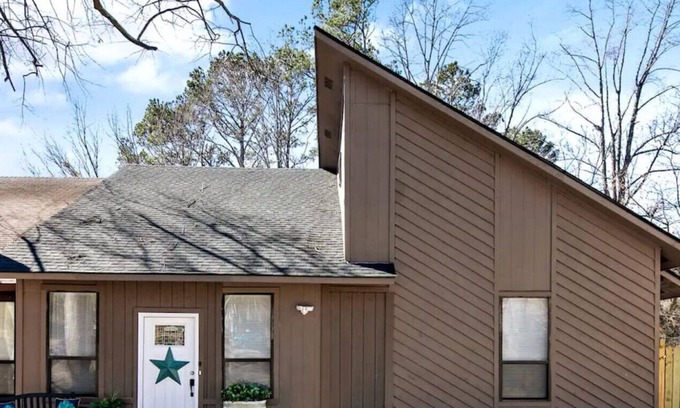 Westover House | The Great Dane. 3BD/3.5BA, 1mile from Bragg