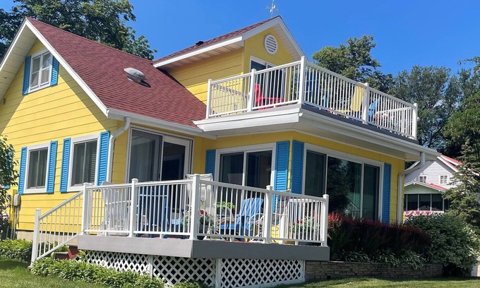 Clear Lake House | The Great Escape Sleeps 10 Comfortably (6 beds) & Awesome Lake Views!