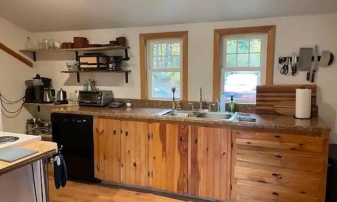 Stratton Cabin | The Green Cabin - 10 min from Sugarloaf, 30 min to Rangeley!