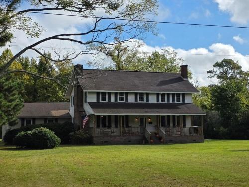 Columbia House | The Green Duck Lodge at Fort Landing in Alligator