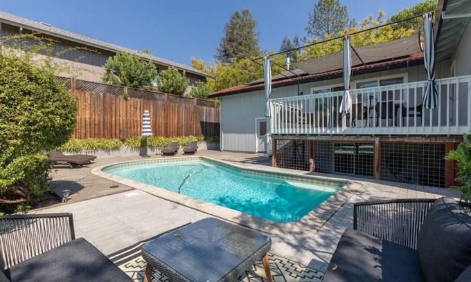 Santa Rosa House | The Green House by AvantStay Spacious Entertainers Home Close to Wineries Pool Fitness Room