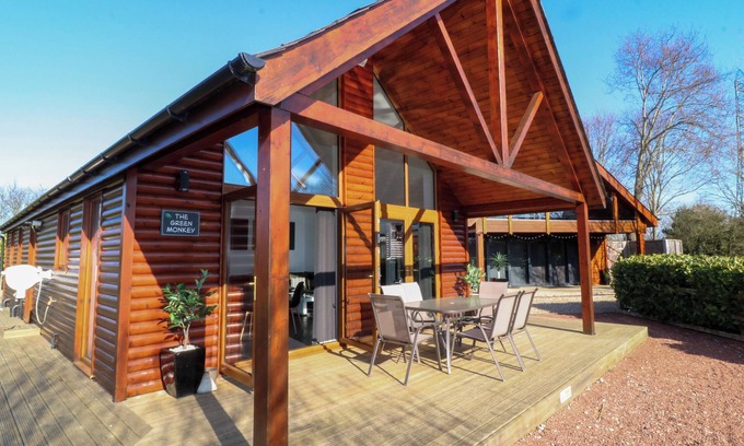Aubourn Cottage | THE GREEN MONKEY, pet friendly, with hot tub in North Hykeham