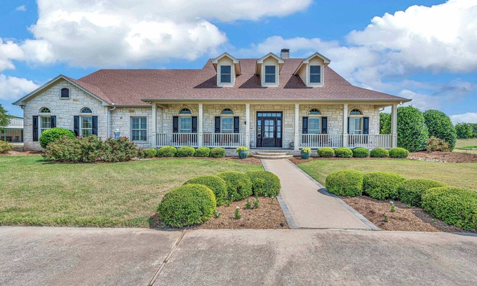 Lorena House | The Green Ranch House-Pool-Theatre-Hot Tub-Game Room